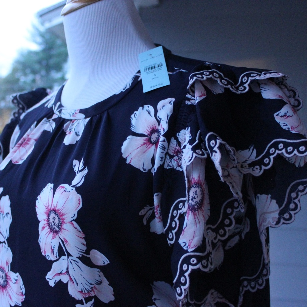 NWT Ann Taylor Floral Blouse w/ Flutter Sleeves